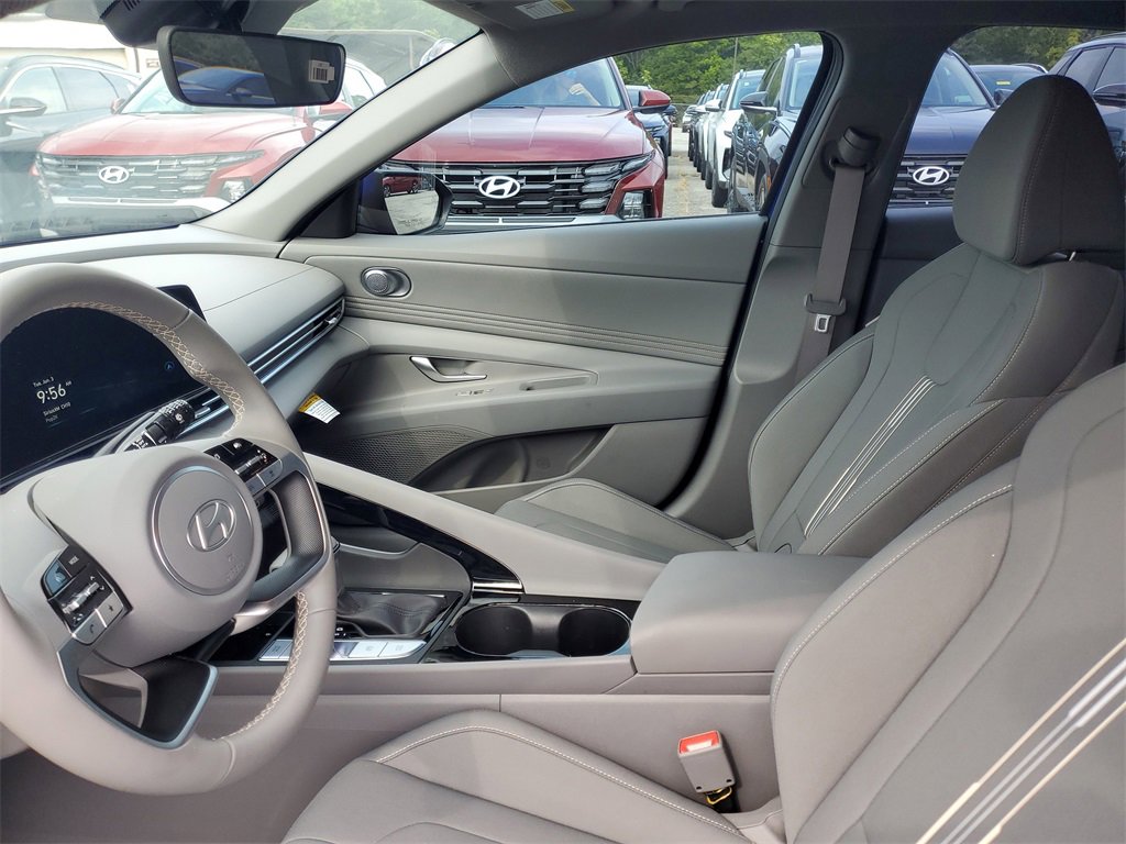 Used 2025 Hyundai Elantra SEL image 17