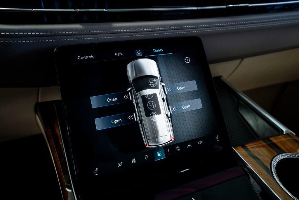 Used 2025 Cadillac Escalade ESV Sport Platinum w/ LPO, ONYX Package RWD image 40