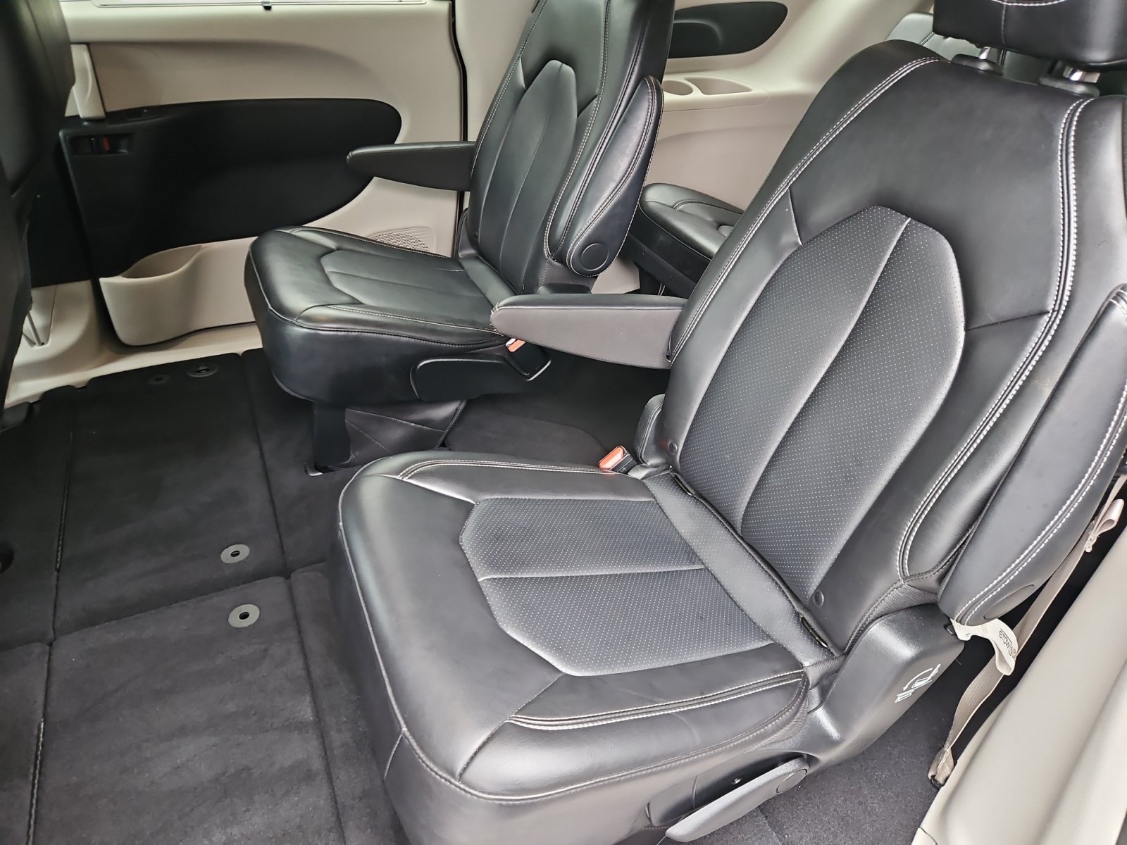 Used 2024 Chrysler Pacifica Touring-L FWD image 13