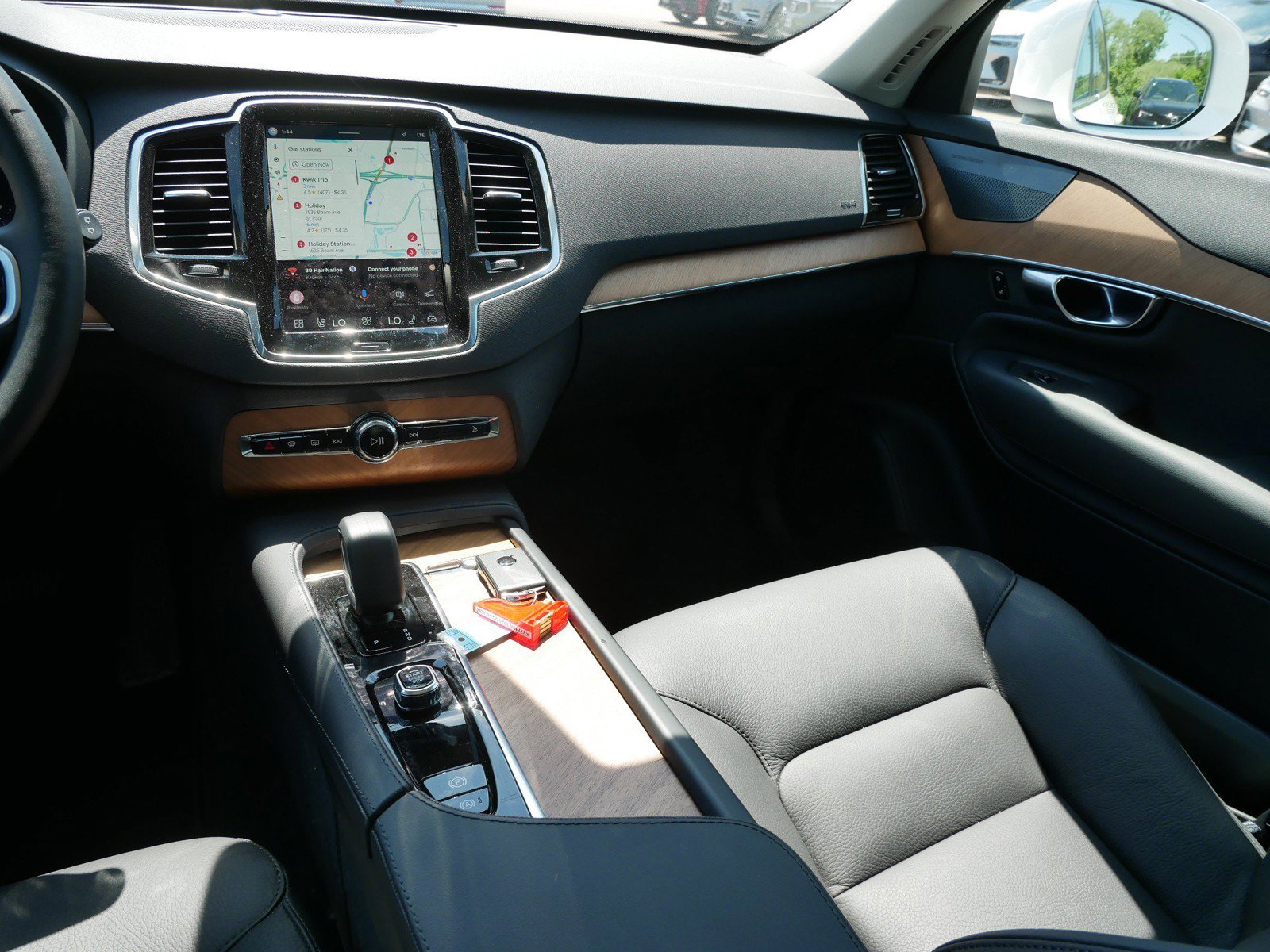 Used 2025 Volvo XC90 B6 Plus w/ Protection Package Premier AWD/4WD image 14
