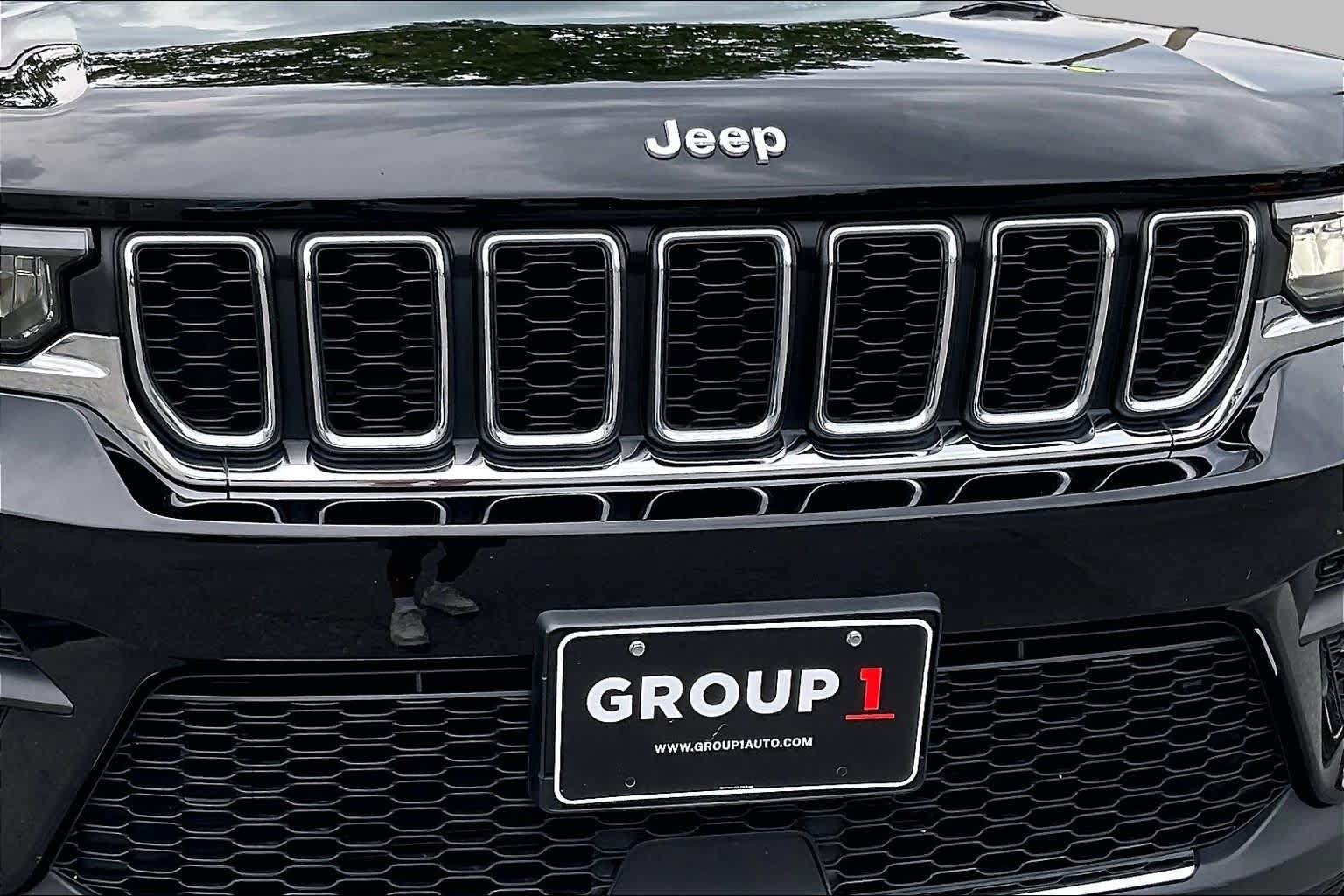 Used 2023 Jeep Grand Cherokee Laredo AWD/4WD image 30