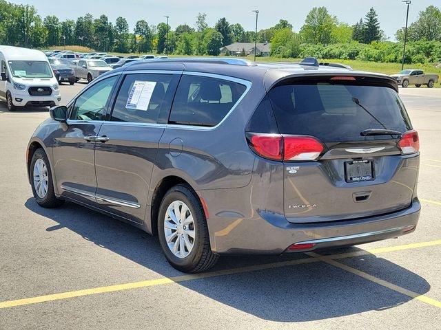Used 2018 Chrysler Pacifica Touring-L Plus FWD image 3