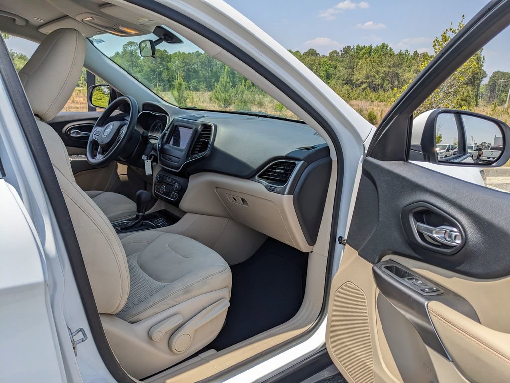 Used 2019 Jeep Cherokee Latitude w/ Popular Appearance Group FWD image 39