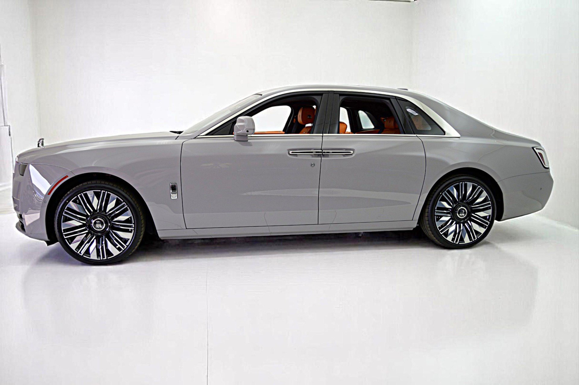 Used 2025 Rolls-Royce Ghost AWD/4WD image 3