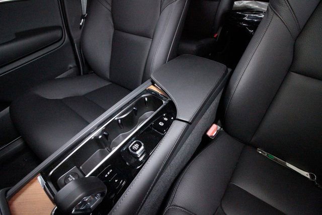 Certified 2025 Volvo XC90 B6 Plus w/ Protection Package Premier image 11