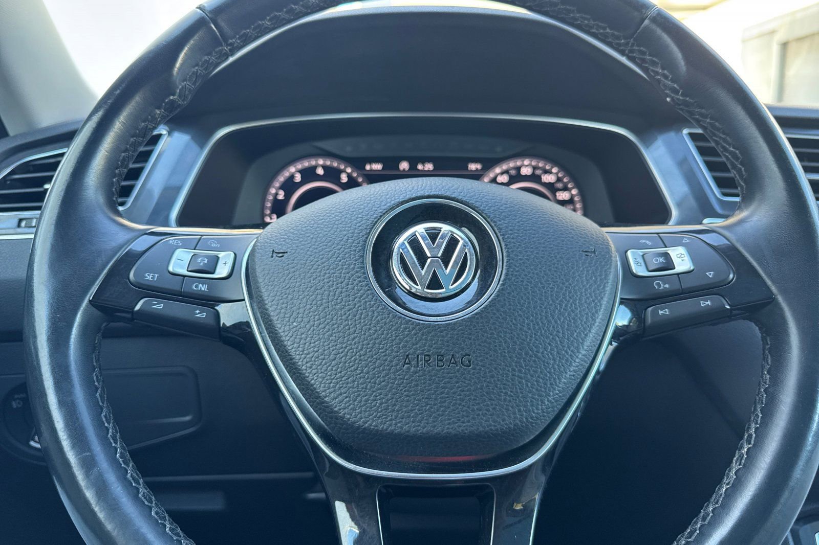 Used 2018 Volkswagen Tiguan SEL Premium w/ 3rd Row Seat Package image 25