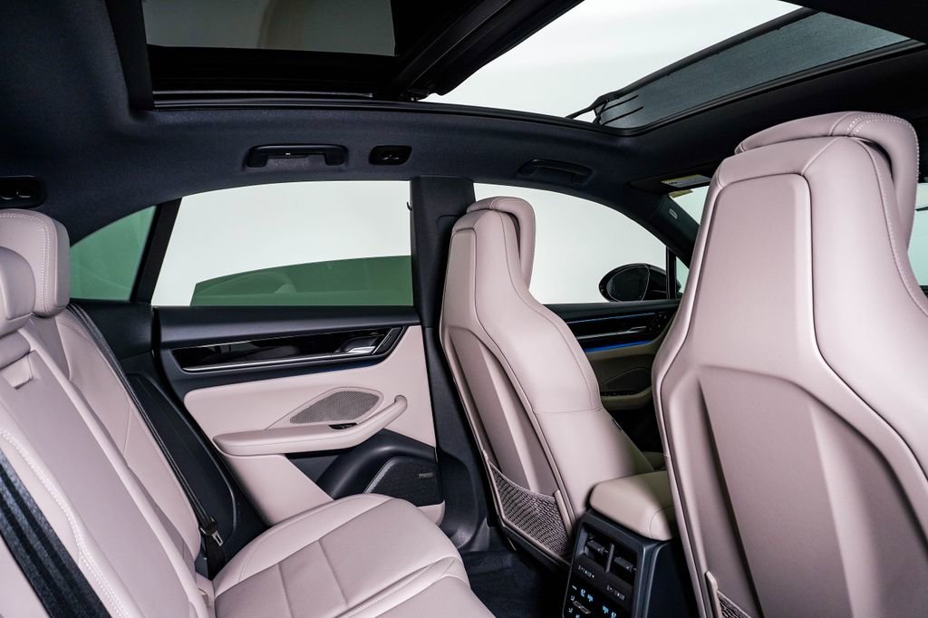 New 2026 Porsche Macan 4 Electric AWD/4WD image 16