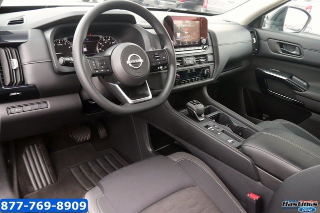 Used 2025 Nissan Pathfinder S image 10