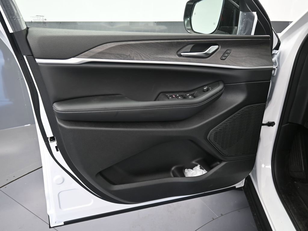 New 2025 Jeep Grand Cherokee Limited w/ Luxury Tech Group II image 13