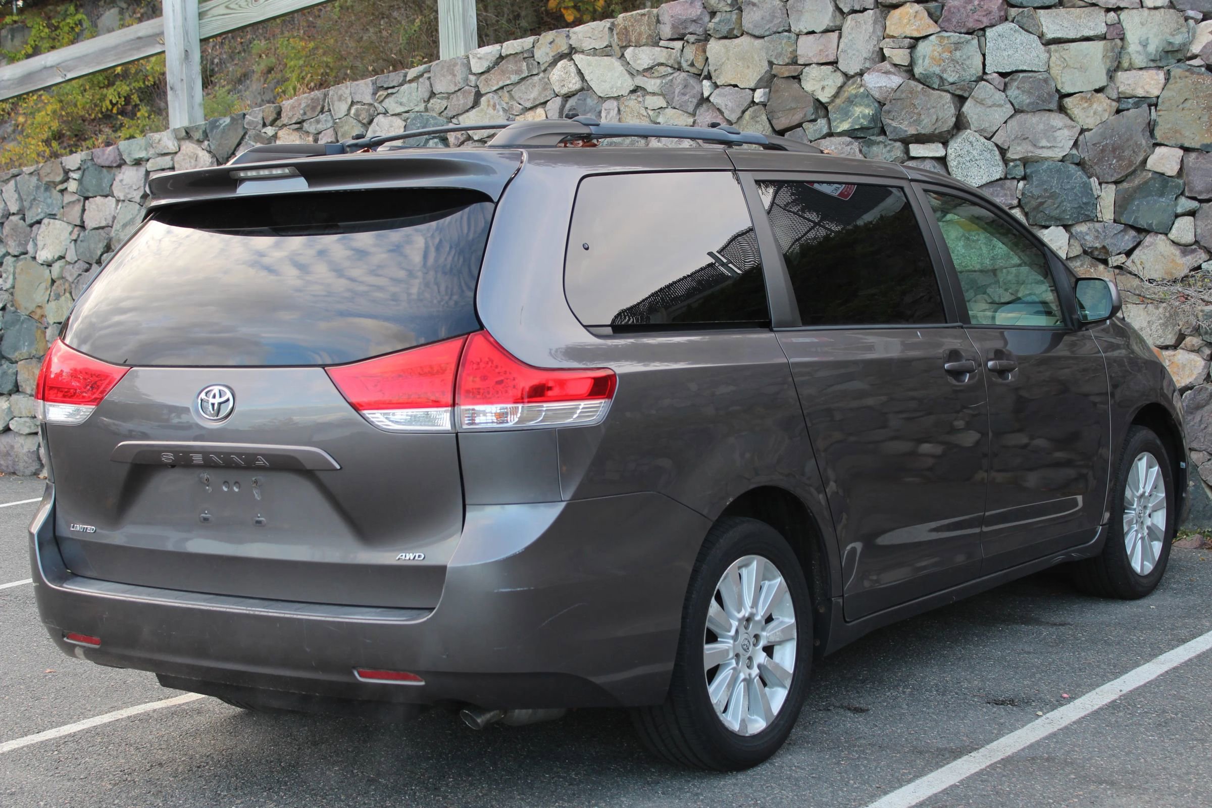 Used 2011 Toyota Sienna LE image 9