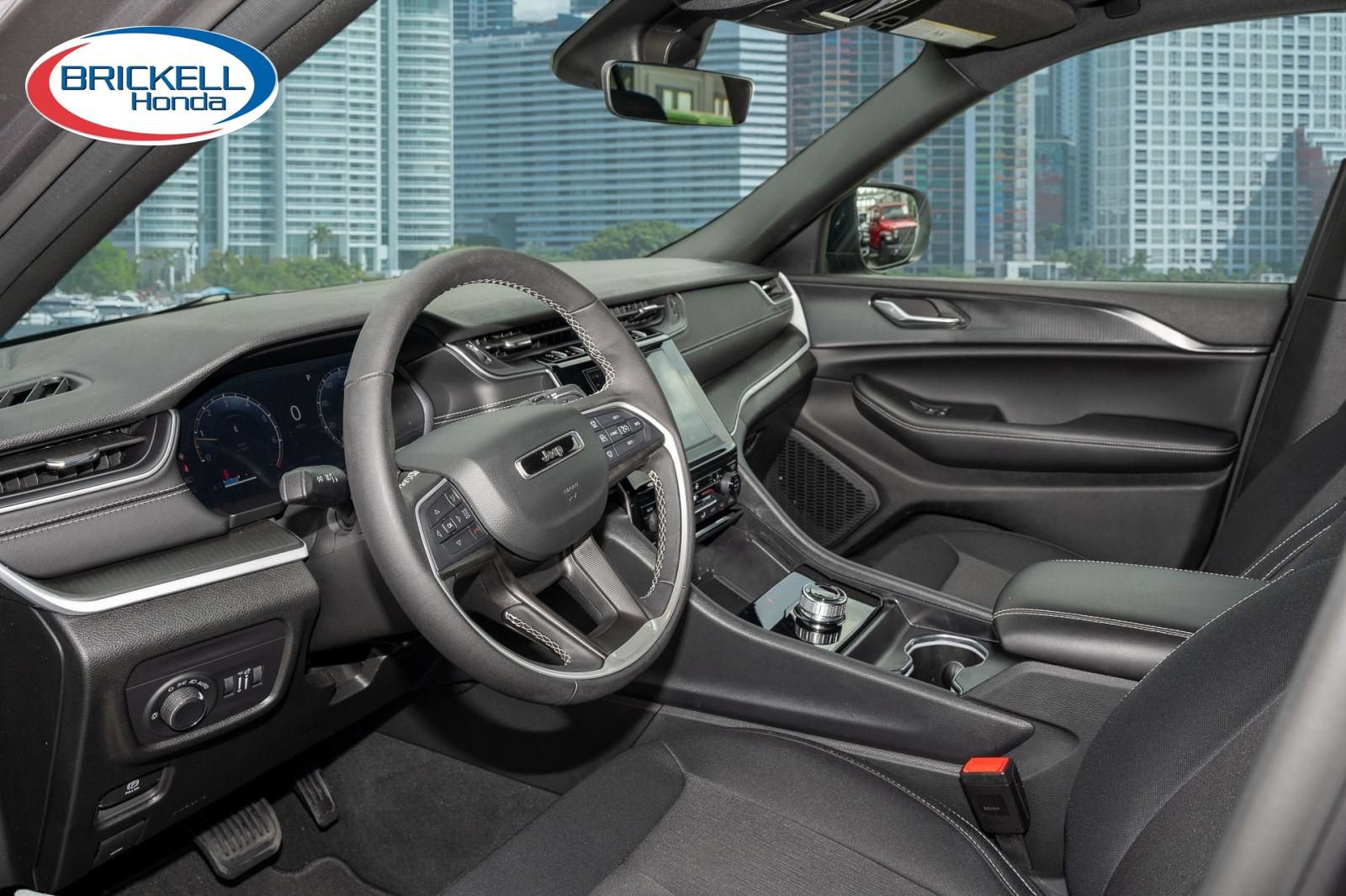 Used 2025 Jeep Grand Cherokee Laredo w/ Luxury Tech Group I RWD image 15
