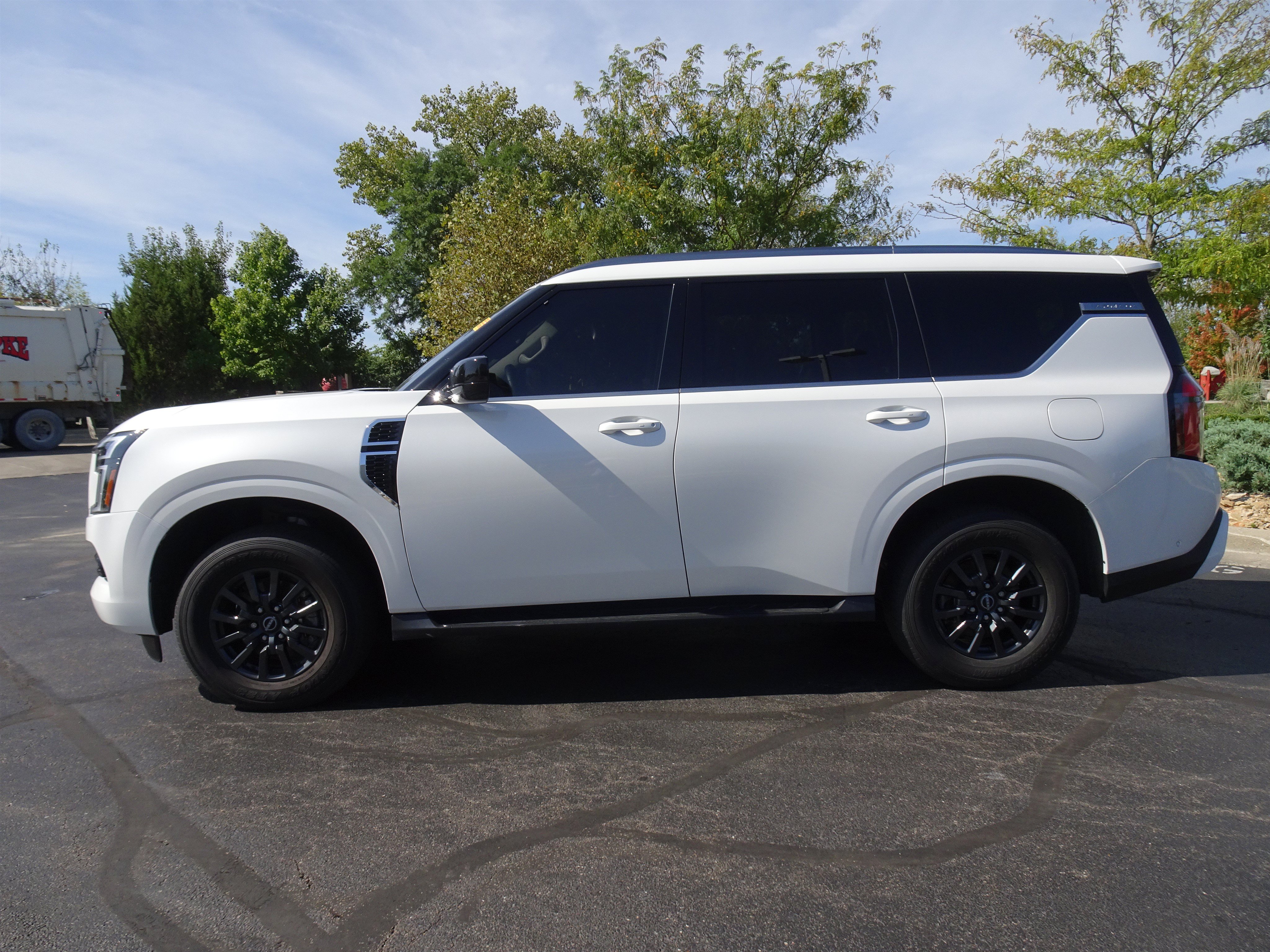 Used 2025 Nissan Armada SV AWD/4WD image 3