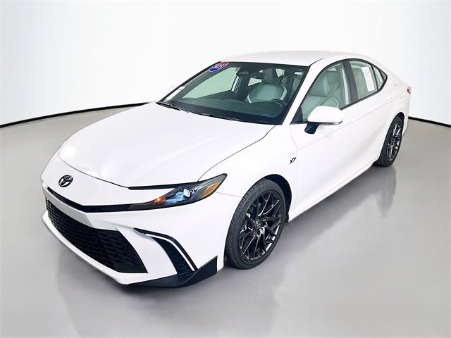 Used 2025 Toyota Camry SE image 3