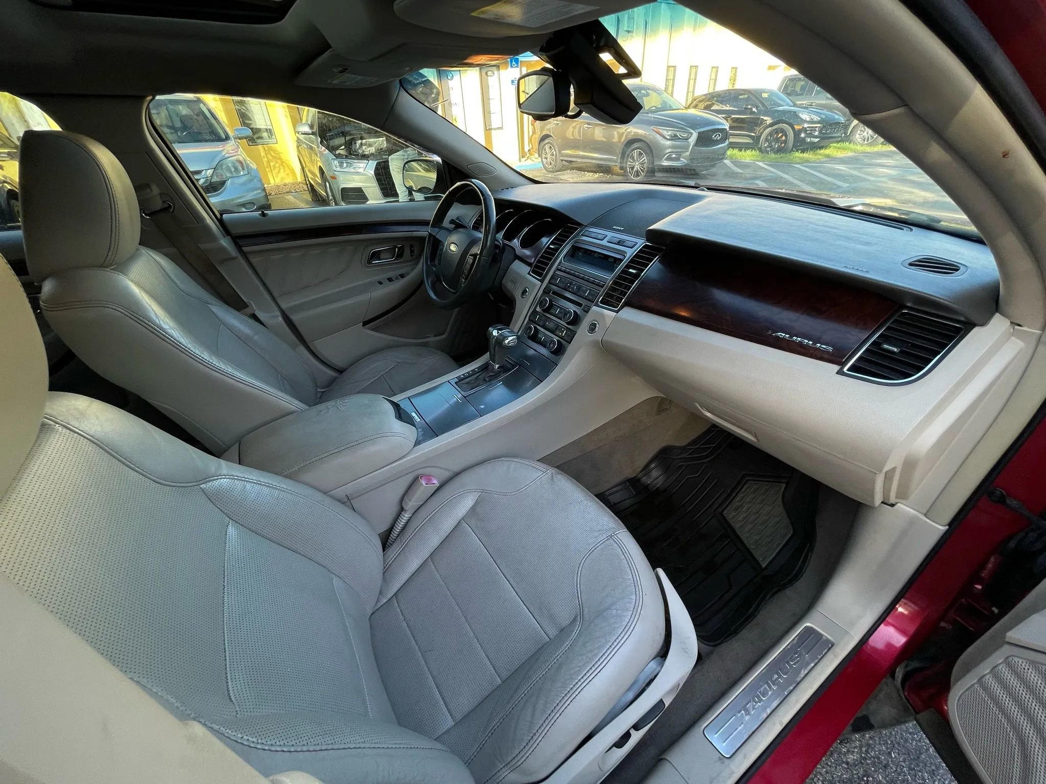 Used 2010 Ford Taurus Limited image 24