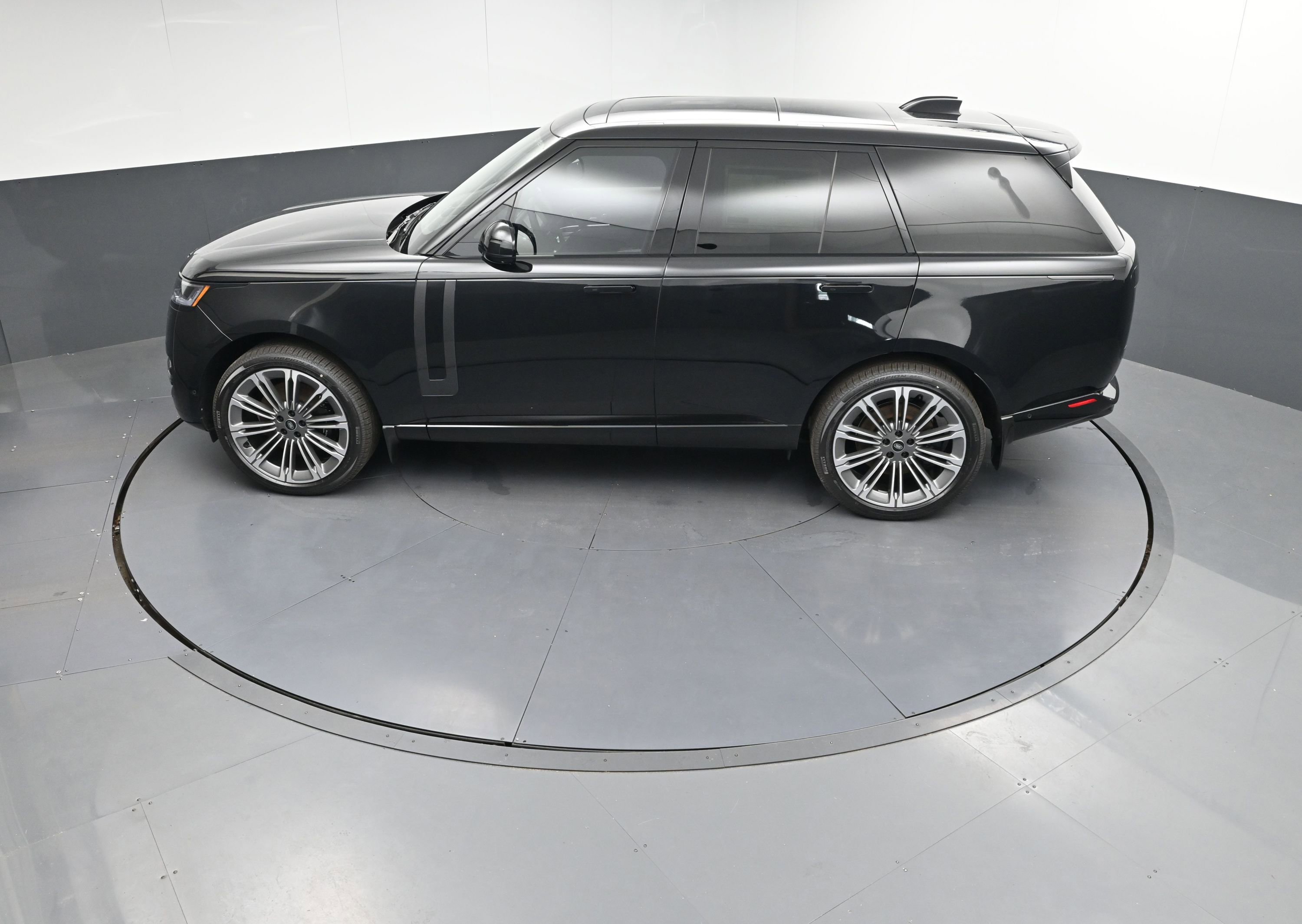 New 2025 Land Rover Range Rover SE image 30
