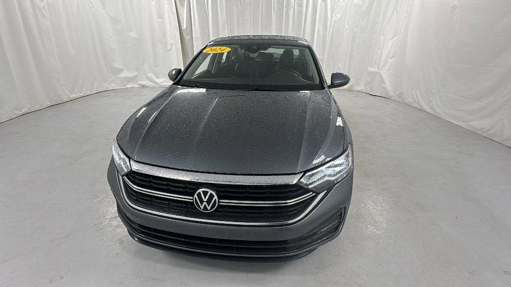 Used 2024 Volkswagen Jetta SE image 8