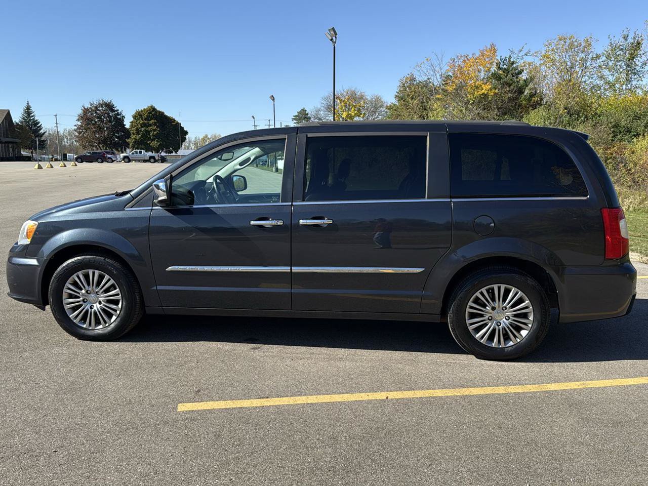 Used 2014 Chrysler Town & Country Touring-L FWD image 8