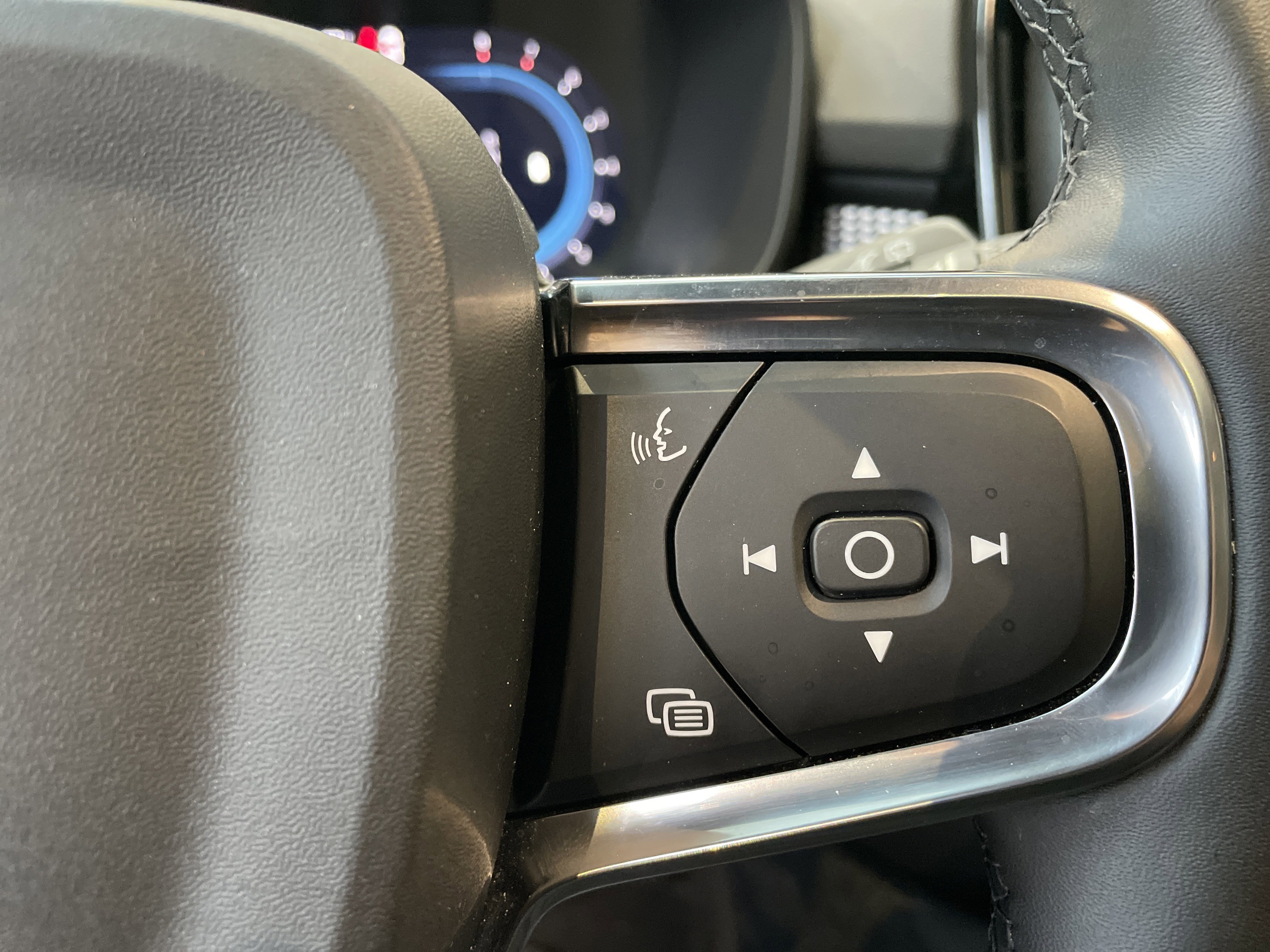 Used 2025 Volvo XC40 B5 Plus image 21