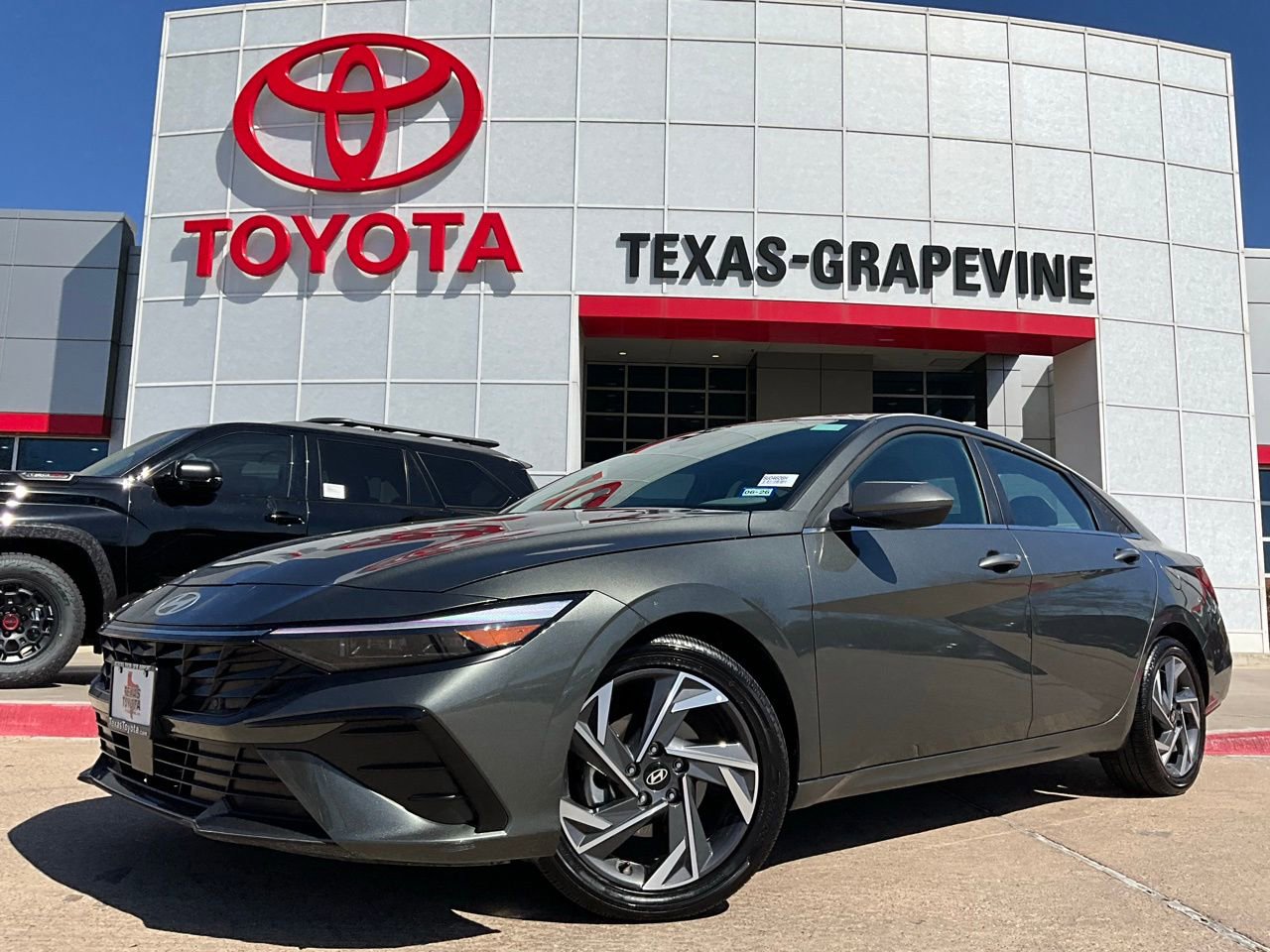 Used 2025 Hyundai Elantra SEL image 2