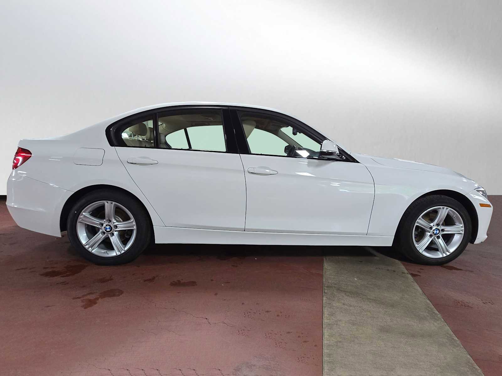 Used 2015 BMW 328i xDrive Sedan AWD/4WD image 2