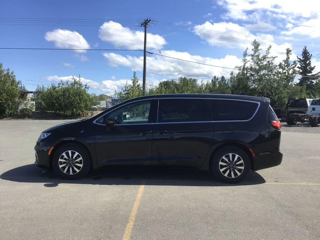 Used 2024 Chrysler Pacifica Select