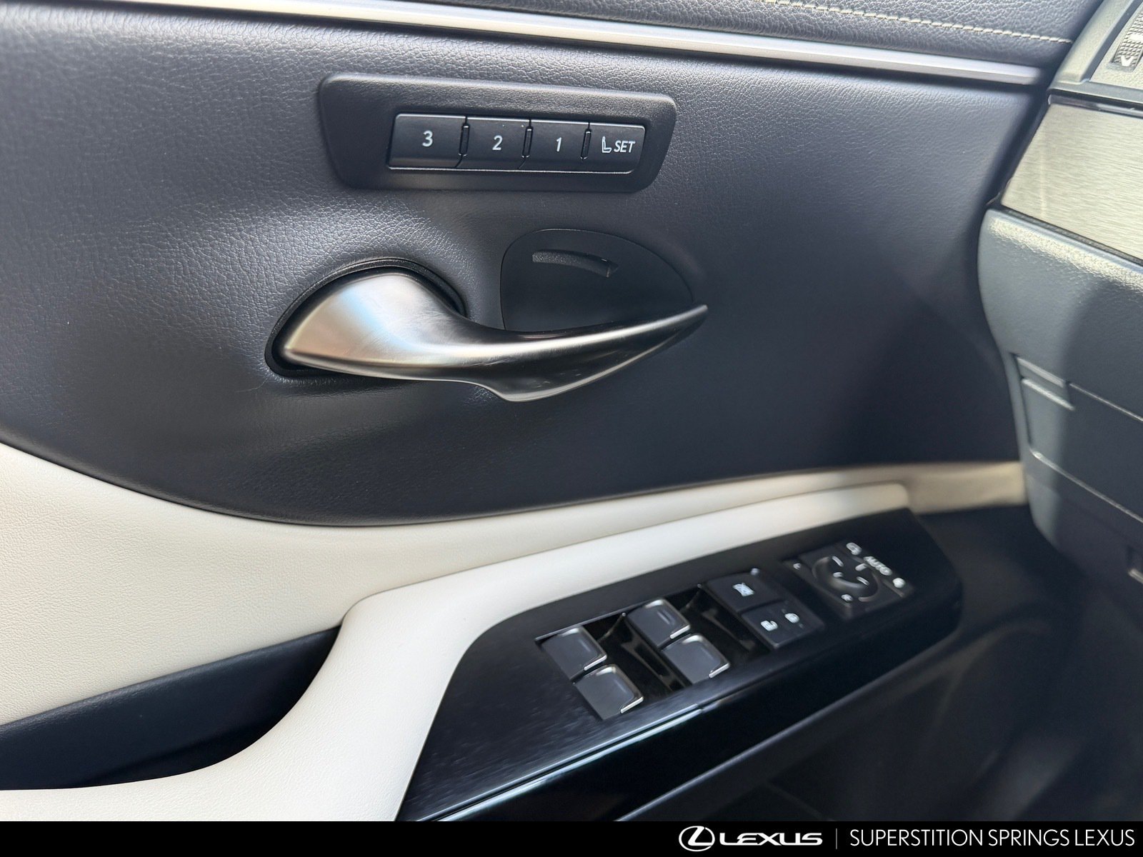 Certified 2025 Lexus ES 300h w/ Premium Package FWD image 29