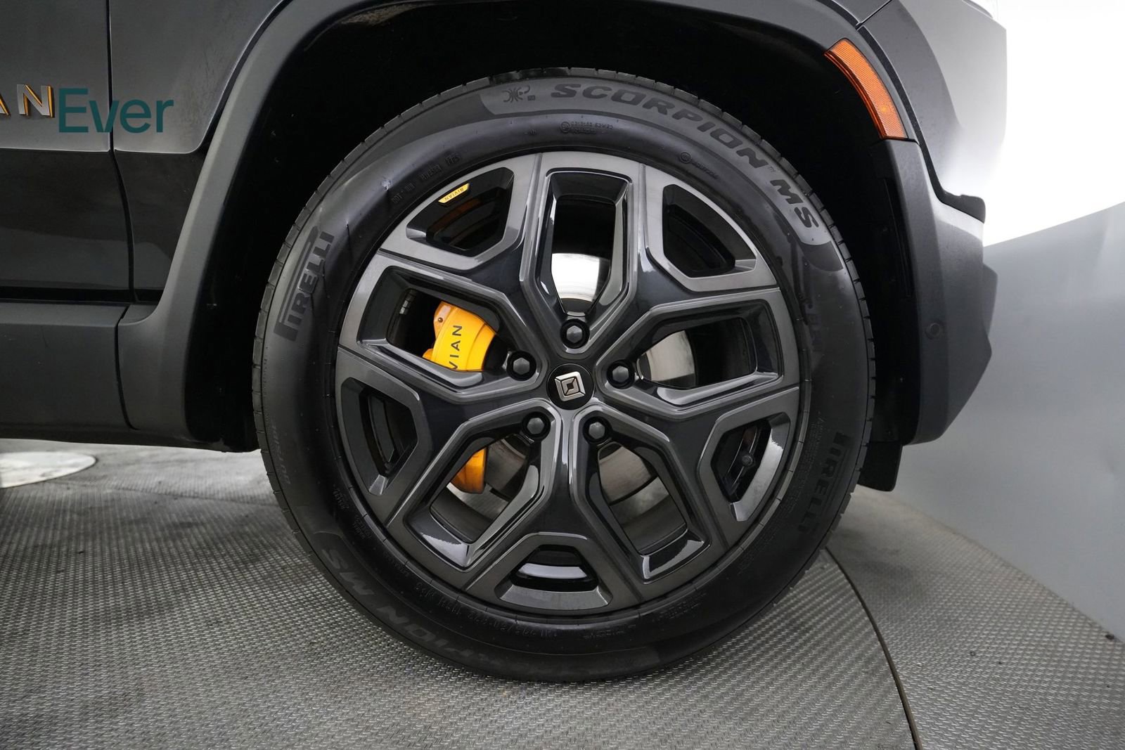 Used 2025 Rivian R1S Premium AWD/4WD image 19