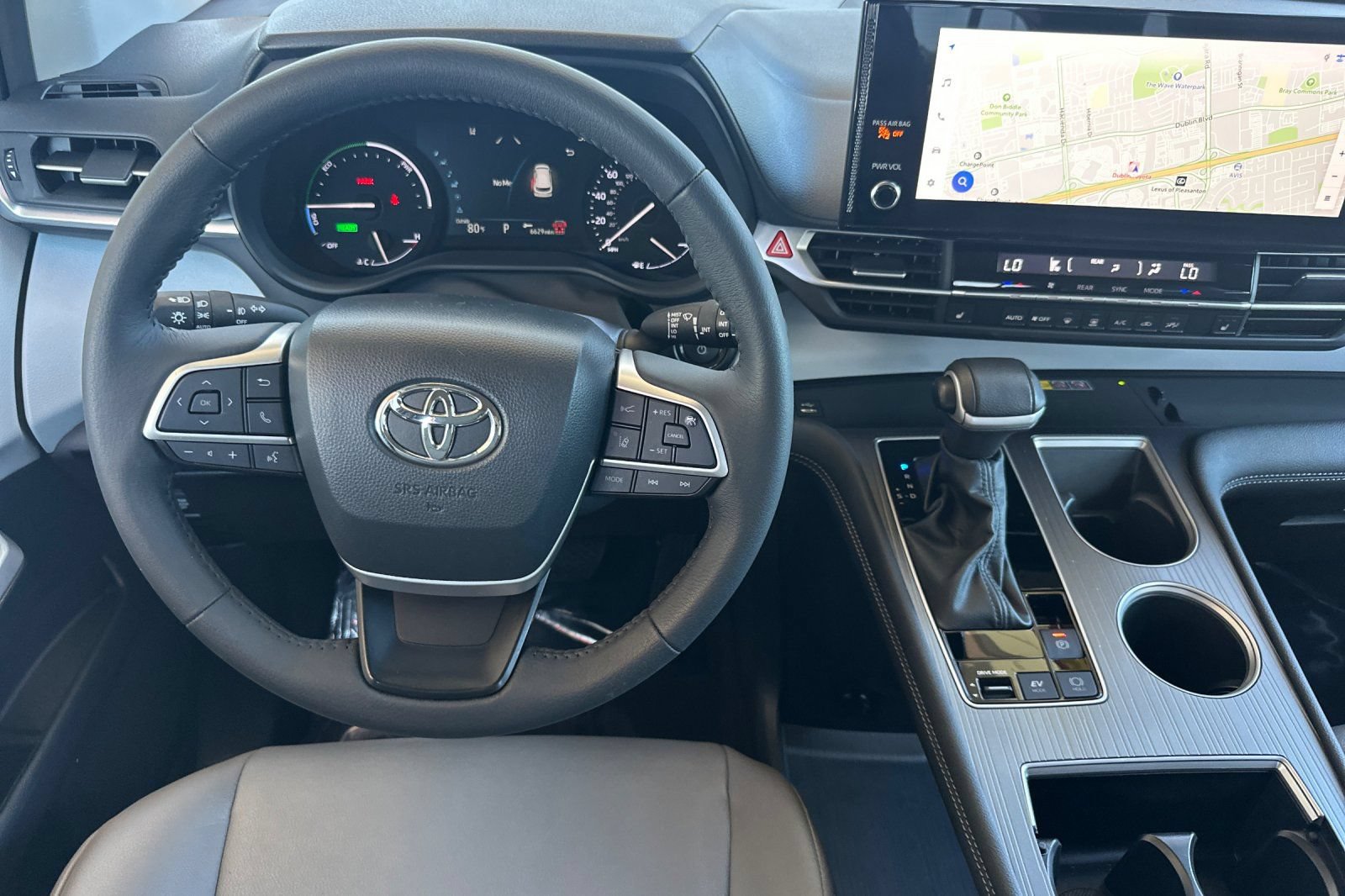 Used 2025 Toyota Sienna XLE FWD image 16