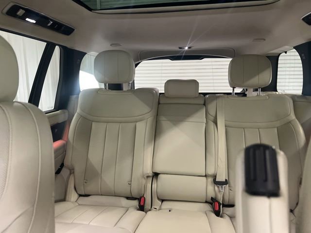Used 2025 Land Rover Range Rover Long Wheelbase SE image 11