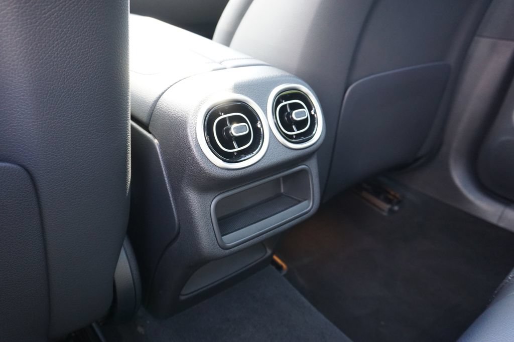 Used 2025 Mercedes-Benz GLC 300 4MATIC image 26