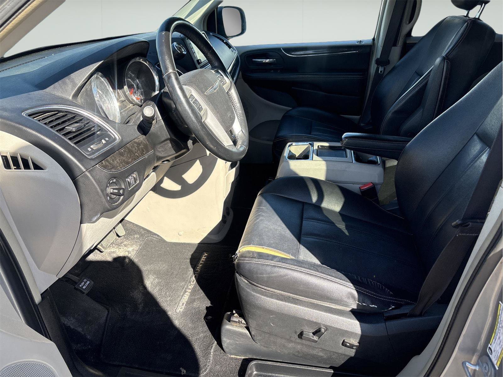 Used 2015 Chrysler Town & Country Touring FWD image 14