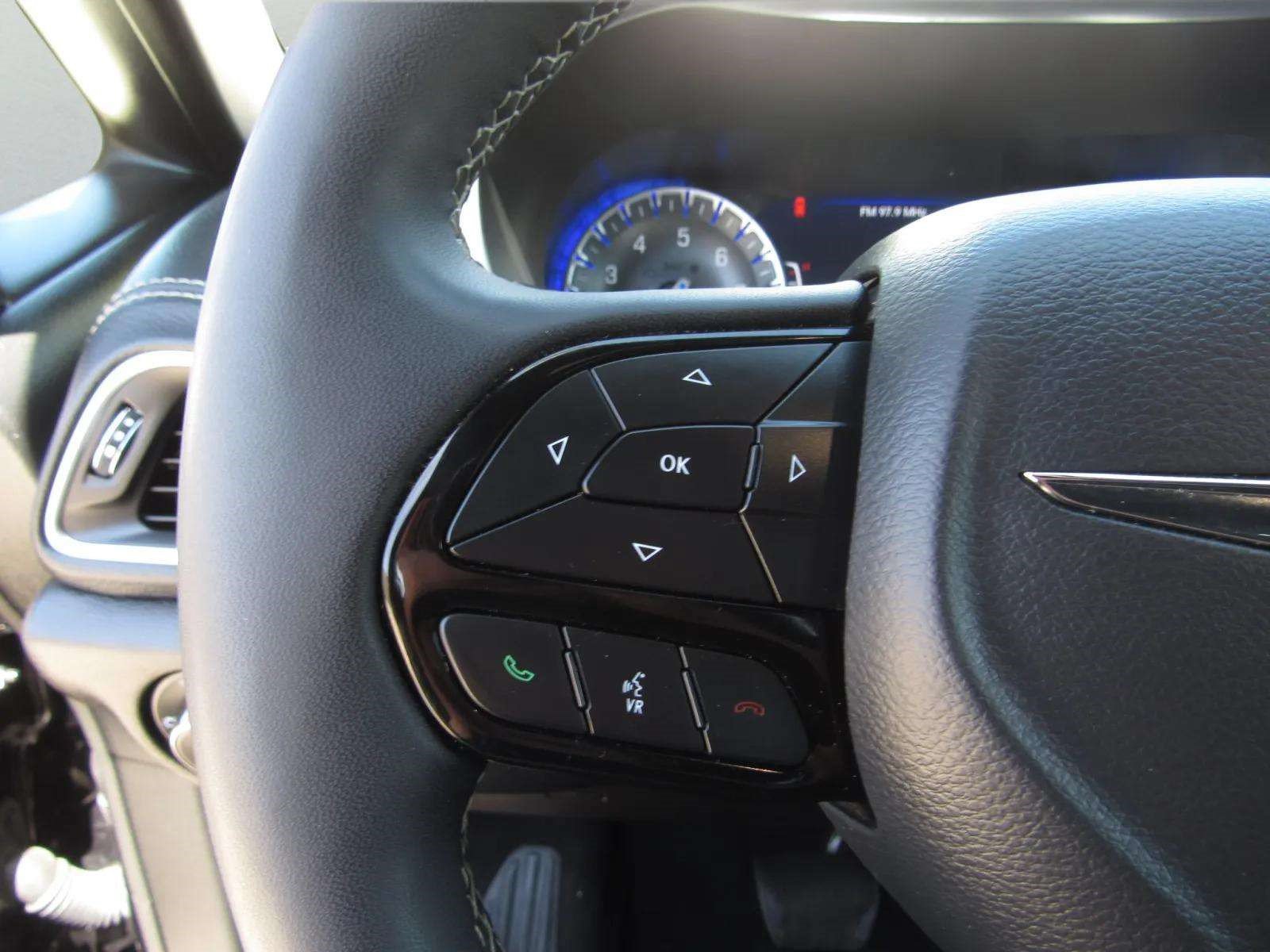 Used 2025 Chrysler Pacifica Limited FWD image 26