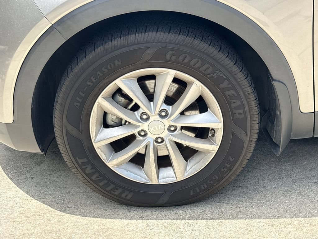 Used 2017 Kia Sorento FWD image 12