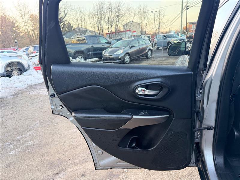 Used 2019 Jeep Cherokee Limited AWD/4WD image 13