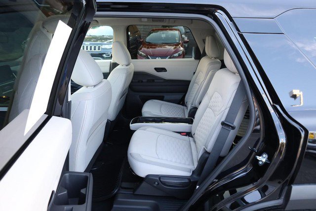 Certified 2025 Nissan Pathfinder SV w/ SV Premium Package AWD/4WD image 23