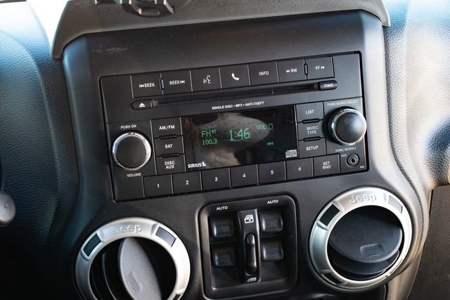 Used 2017 Jeep Wrangler Unlimited Sahara w/ Connectivity Group image 27