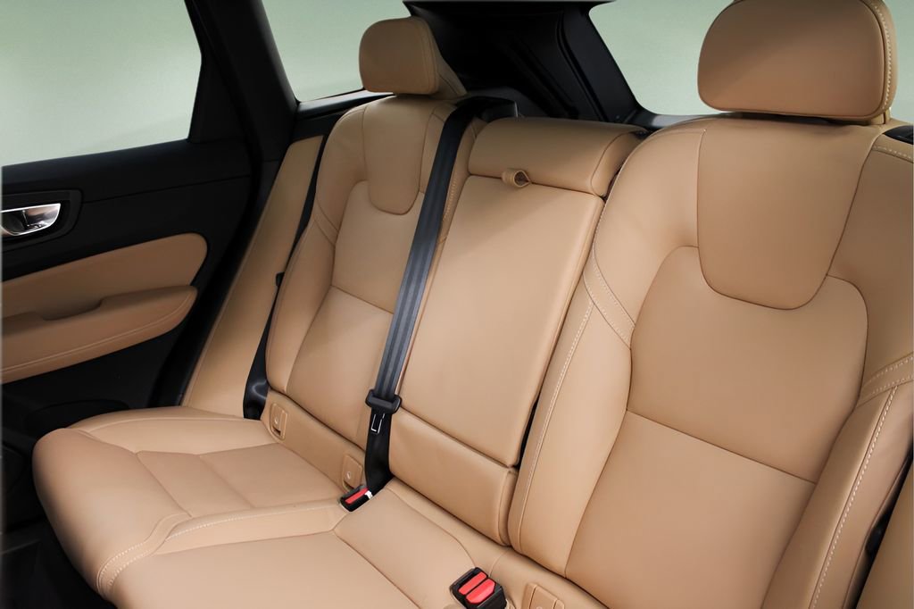 Used 2025 Volvo XC60 B5 Ultra image 28