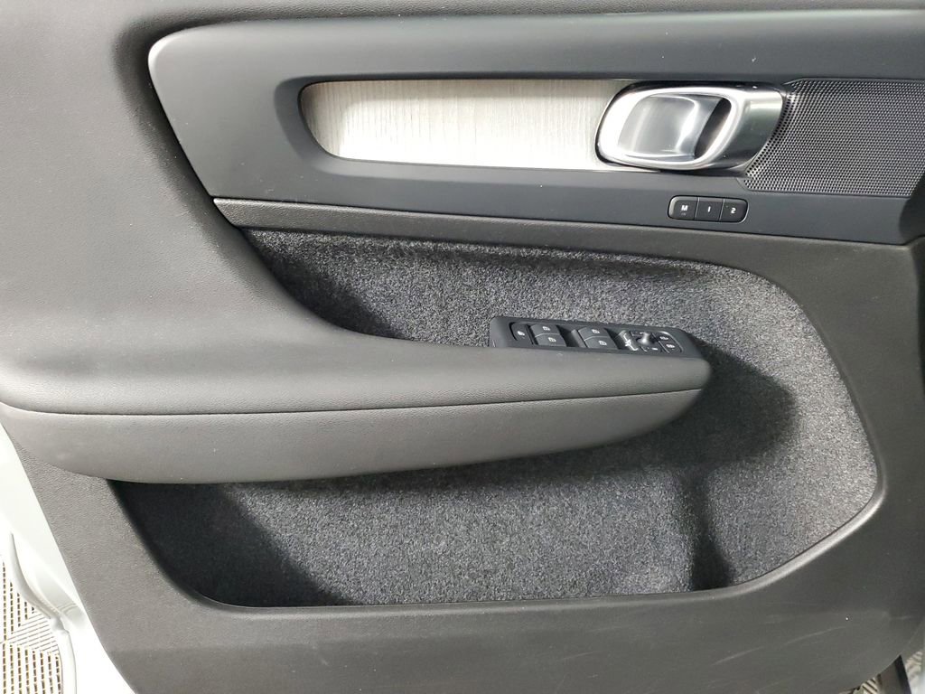 Certified 2025 Volvo XC40 B5 Core image 21