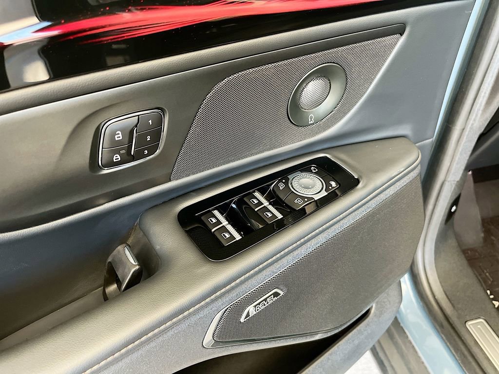 Used 2025 Lincoln Nautilus Reserve w/ Jet Appearance Package image 17