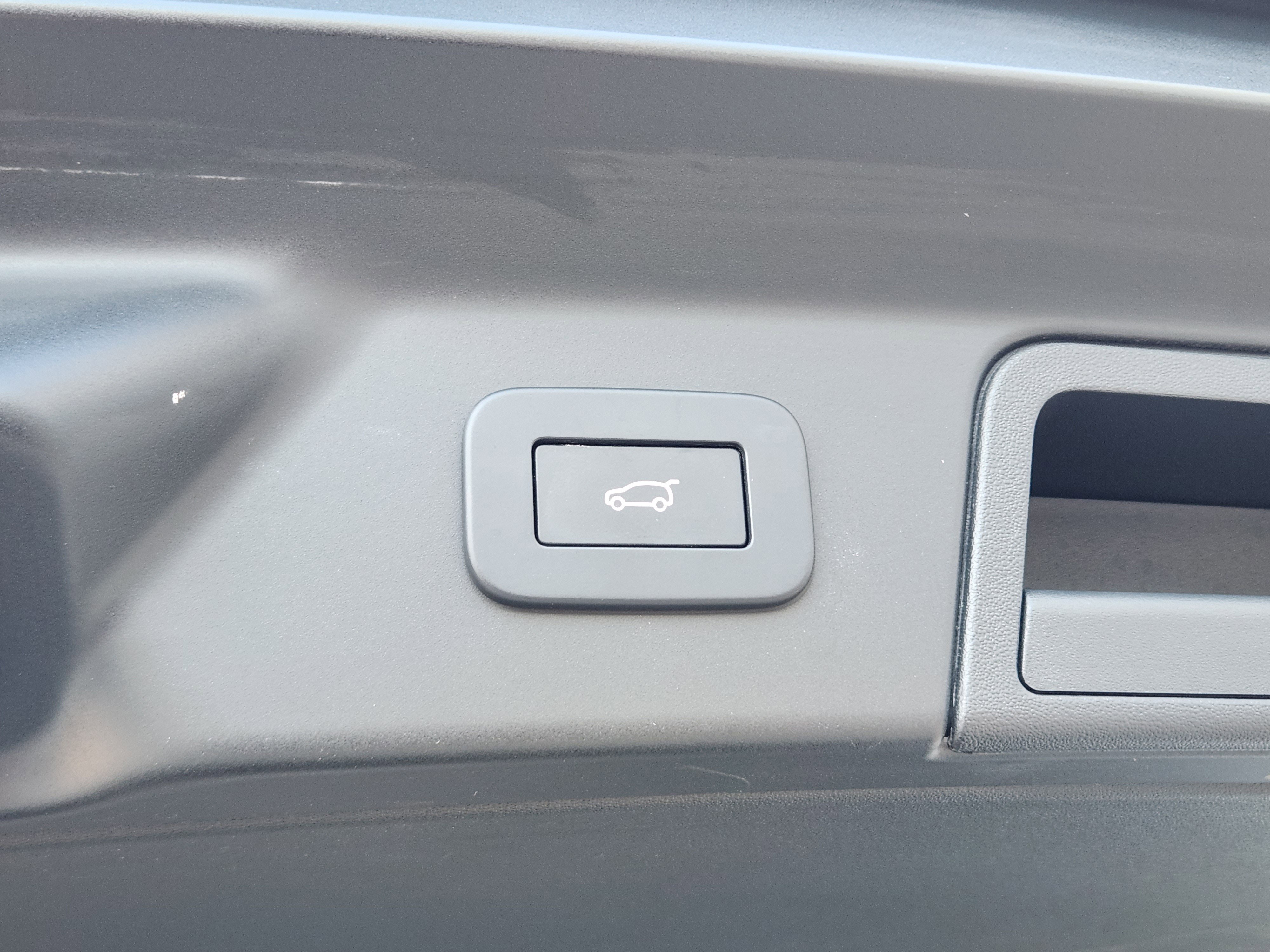 Certified 2024 Land Rover Range Rover Velar Dynamic SE image 36