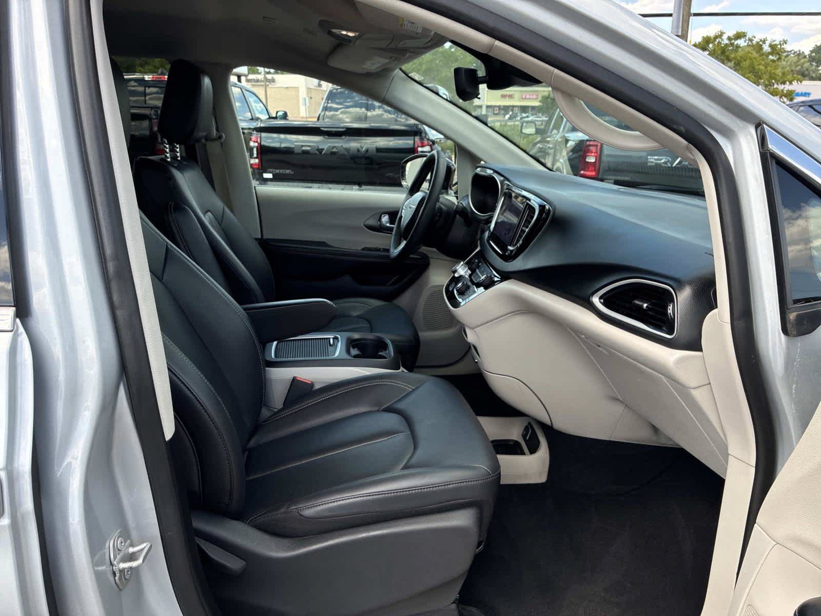 Certified 2024 Chrysler Pacifica Touring-L FWD image 9