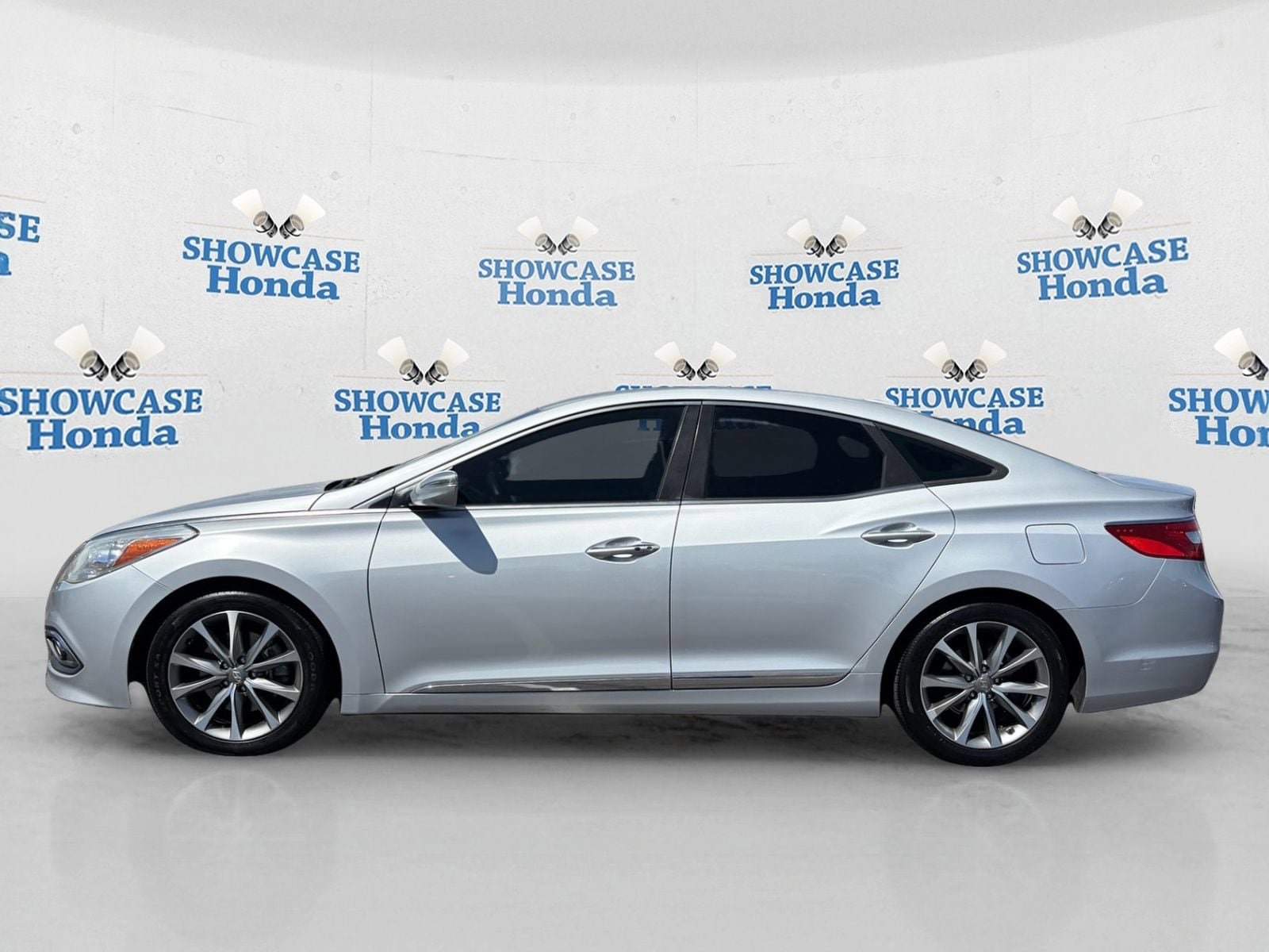 Used 2016 Hyundai Azera FWD image 2