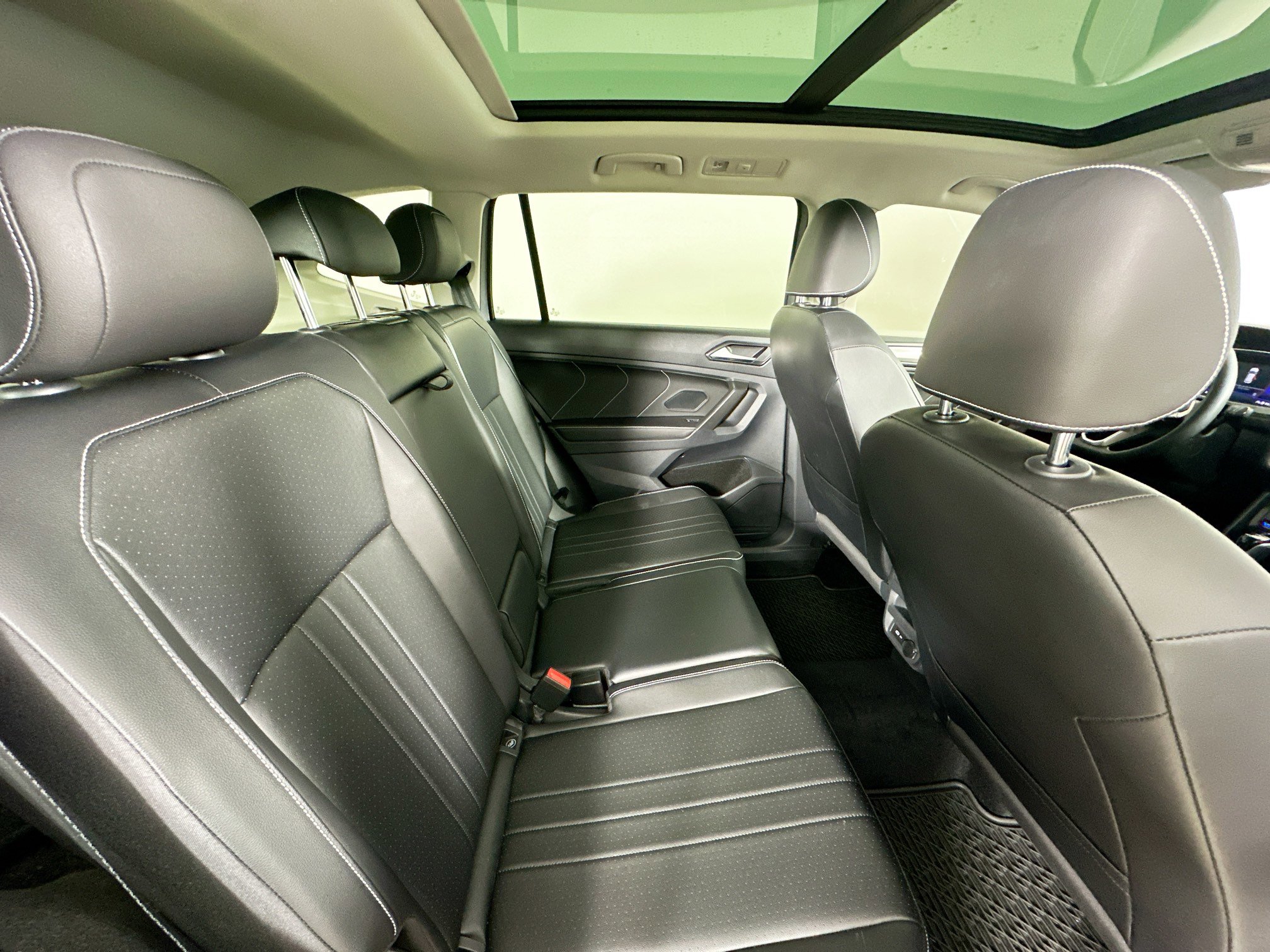 Used 2022 Volkswagen Tiguan SE AWD/4WD image 39