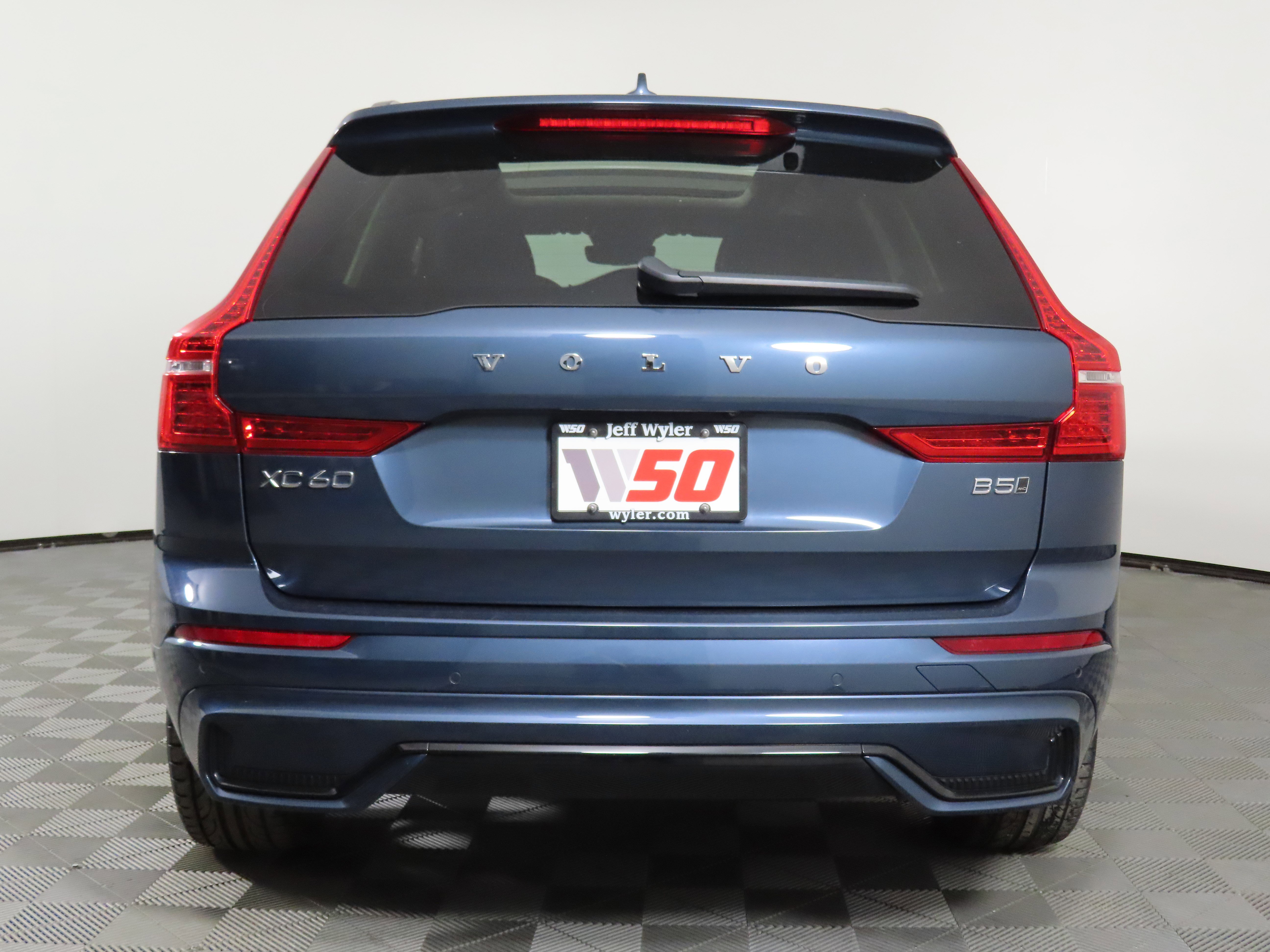 Used 2024 Volvo XC60 B5 Plus image 38