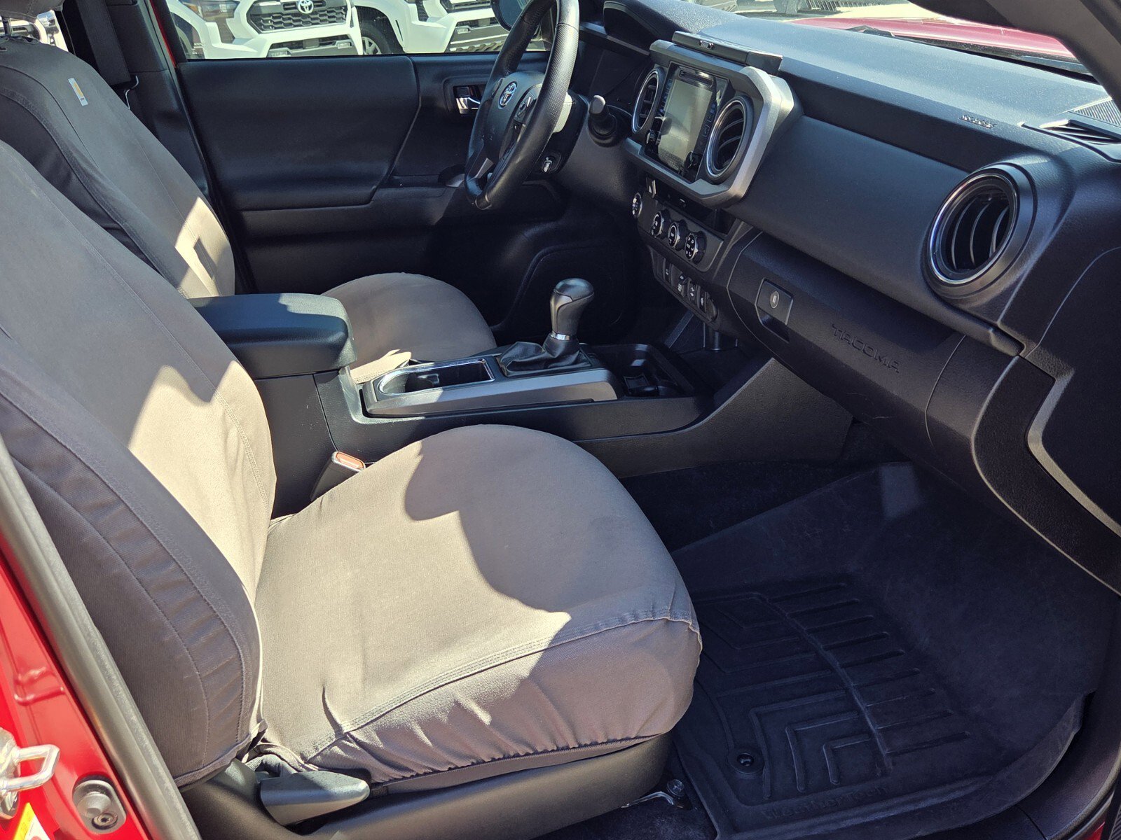 Used 2018 Toyota Tacoma TRD Sport image 11