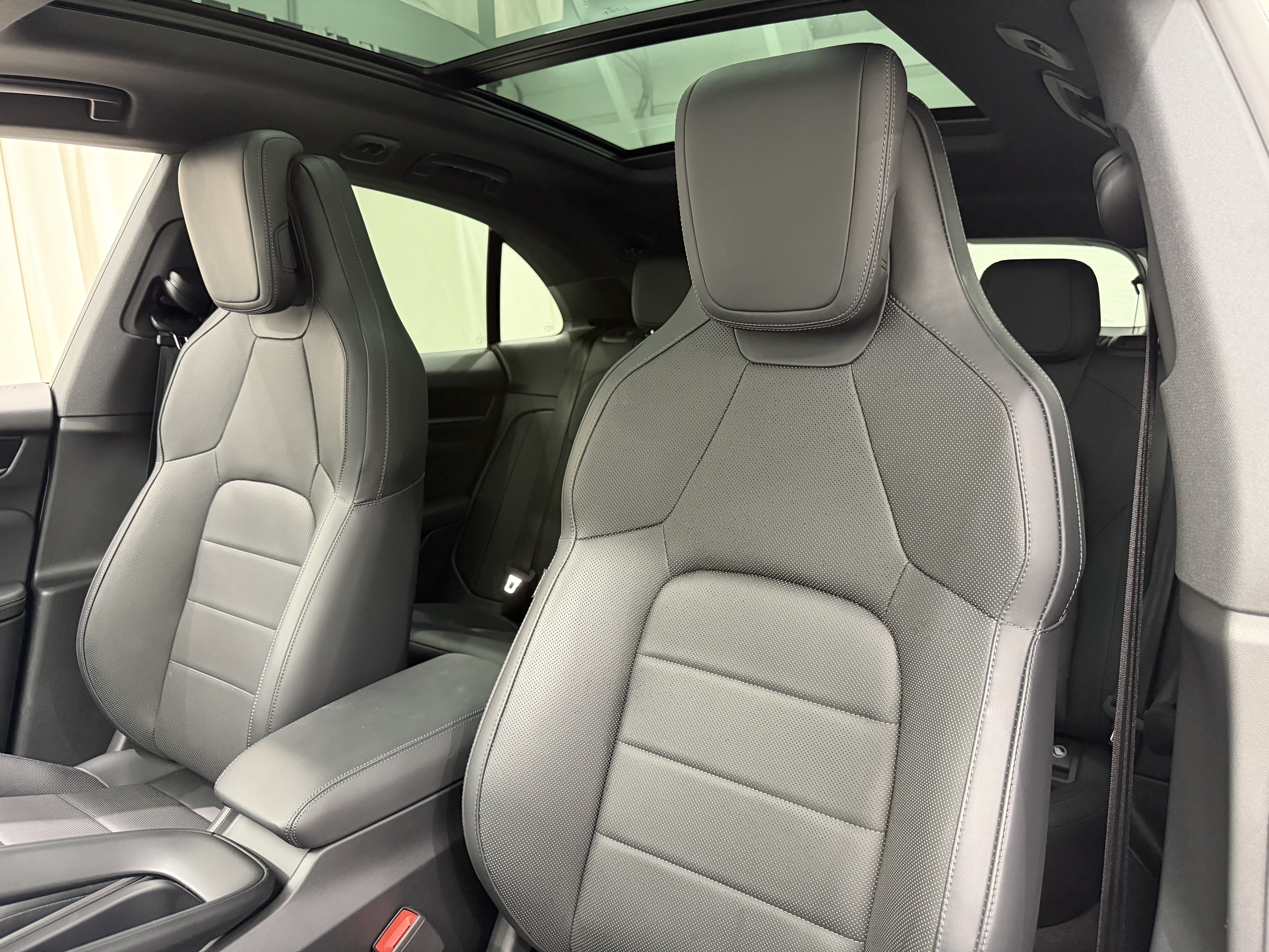 Certified 2025 Porsche Macan Electric RWD image 5