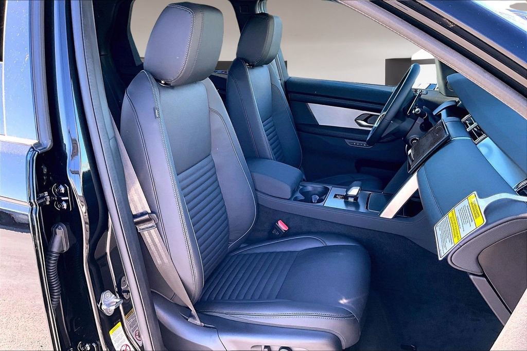 New 2025 Land Rover Discovery Sport Dynamic SE image 11