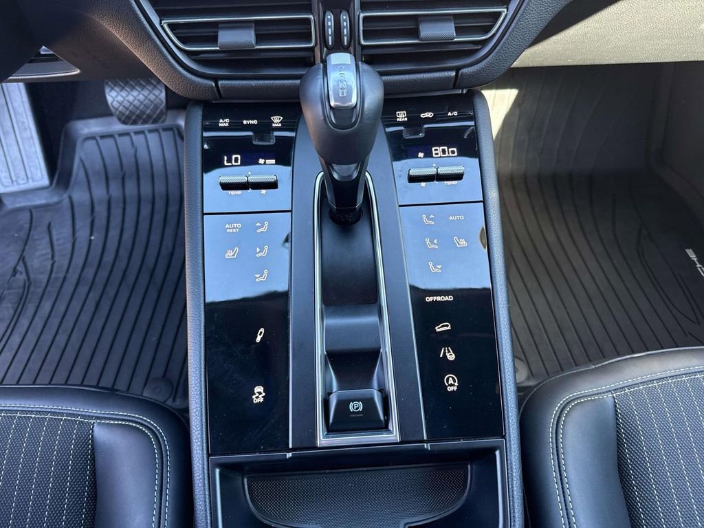 Used 2023 Porsche Macan Turbo image 24