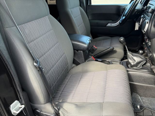 Used 2012 Jeep Wrangler Unlimited Rubicon w/ Connectivity Group image 35