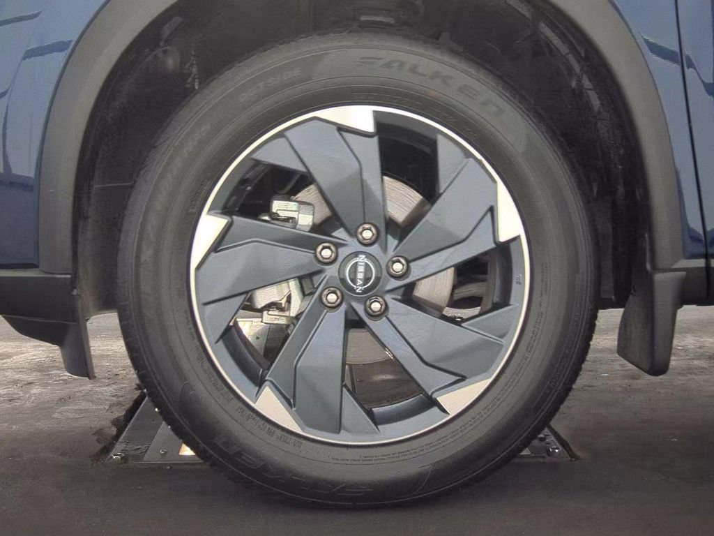 Certified 2025 Nissan Rogue SV FWD image 16
